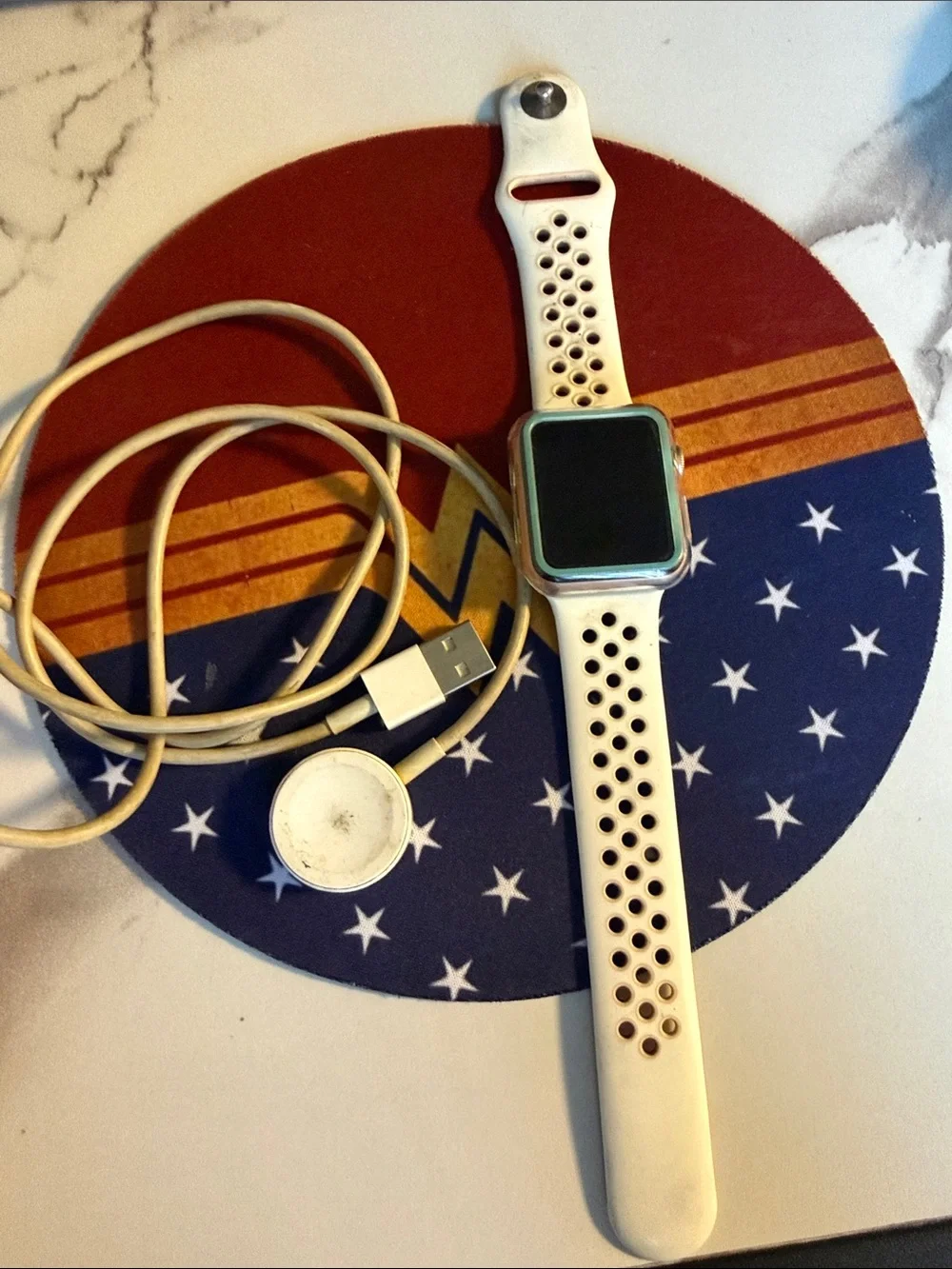 Apple Watch with White Perforated Sport Band - White serie 3 -38mm  32gb